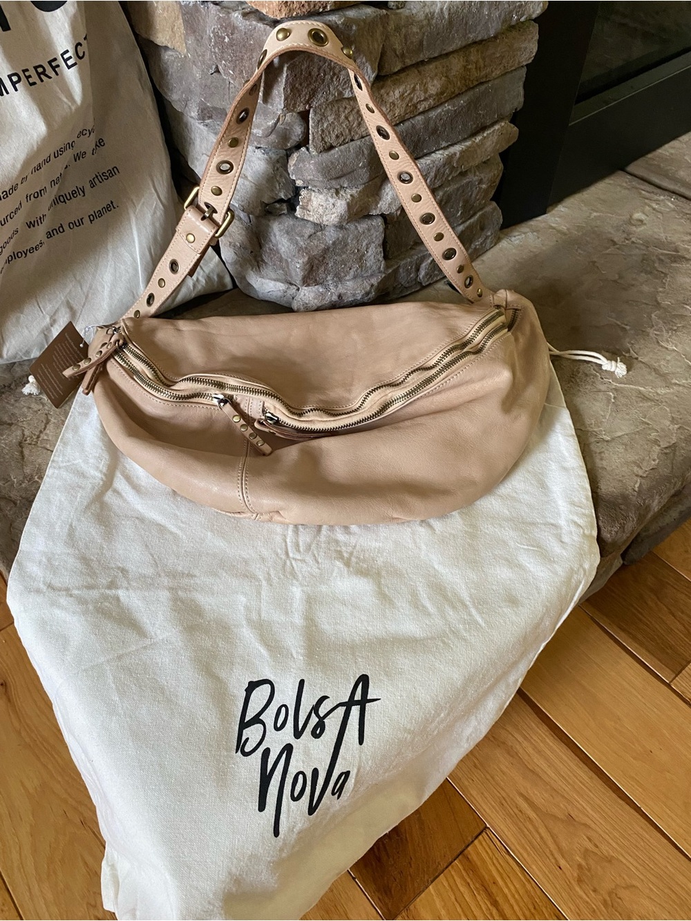 Bolsa Nova Nude Leather Hobo with Studded Strap
